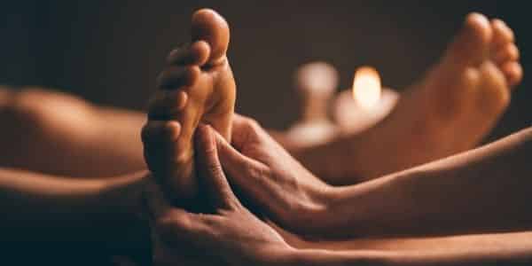 massage-reflexologie-plantaire-sombre
