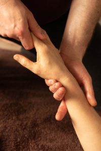Massage de la main en gardant le lien