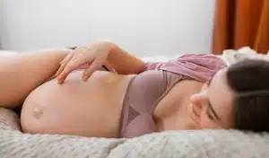 Ventre arrondi de femme enceinte au troisième trimestre