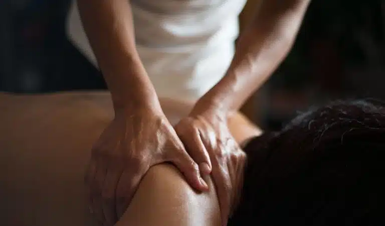 femme recevant un massage du dos