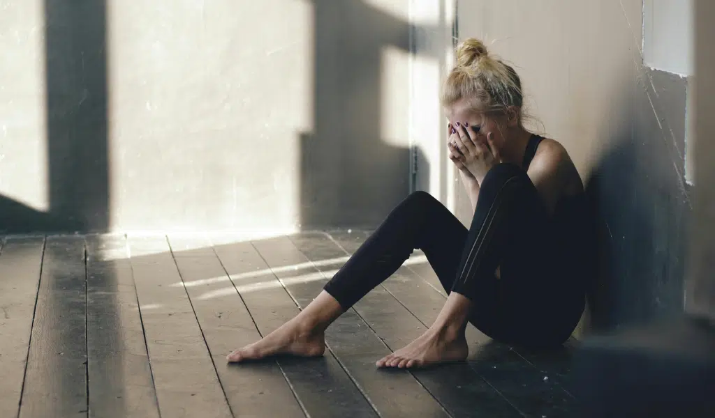 jeune femme assise emotion