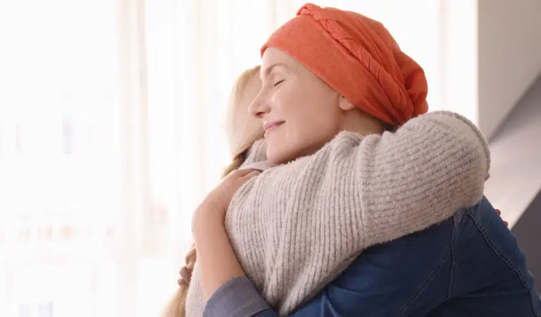 Femme serrée dans des bras, moment de tendresse et de contact affectif