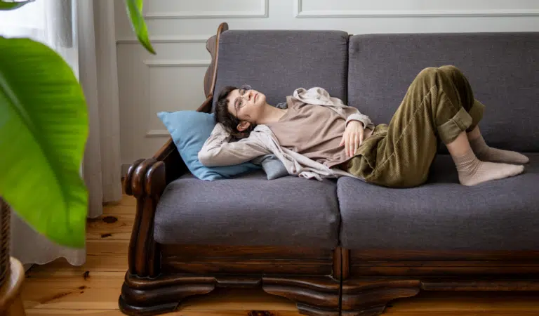 Femme pensive, en retrait, dans un moment de pause
